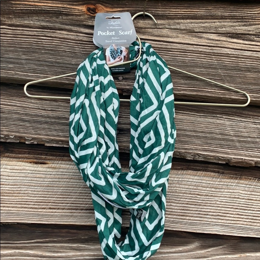 Free❤️ Michigan state Chevron pocket scarf NWT